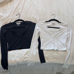 Aritzia Babaton V-Neck Long Sleeve Crop Top in Black & White